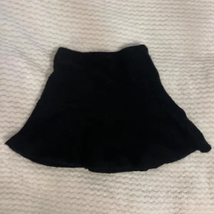 Svart kjol - Supergullig svart kjol från BikBok. Köpt secondhand och jag har använt kanske en gång, men lite nopprig. Lite stretch i midjan så sitter fint på flera storlekar