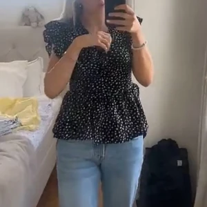 Prickig volang topp - Super gullig prickig volangtopp som passar mig som vanligtvis bär XS/S💓