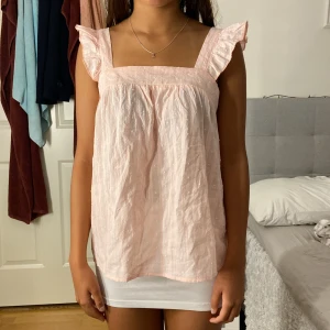 Rosa blus - Hej! Jag säljer denna jättefina blusen som aldrig kommit till användning! Den är ifrån Missäy och är hur fin som helst! Den är i storlek S💞