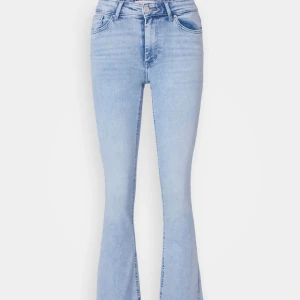 Ljusblå jeans - Säljer mina ljusblå jeans som sitter lowwaist på🫶🏻