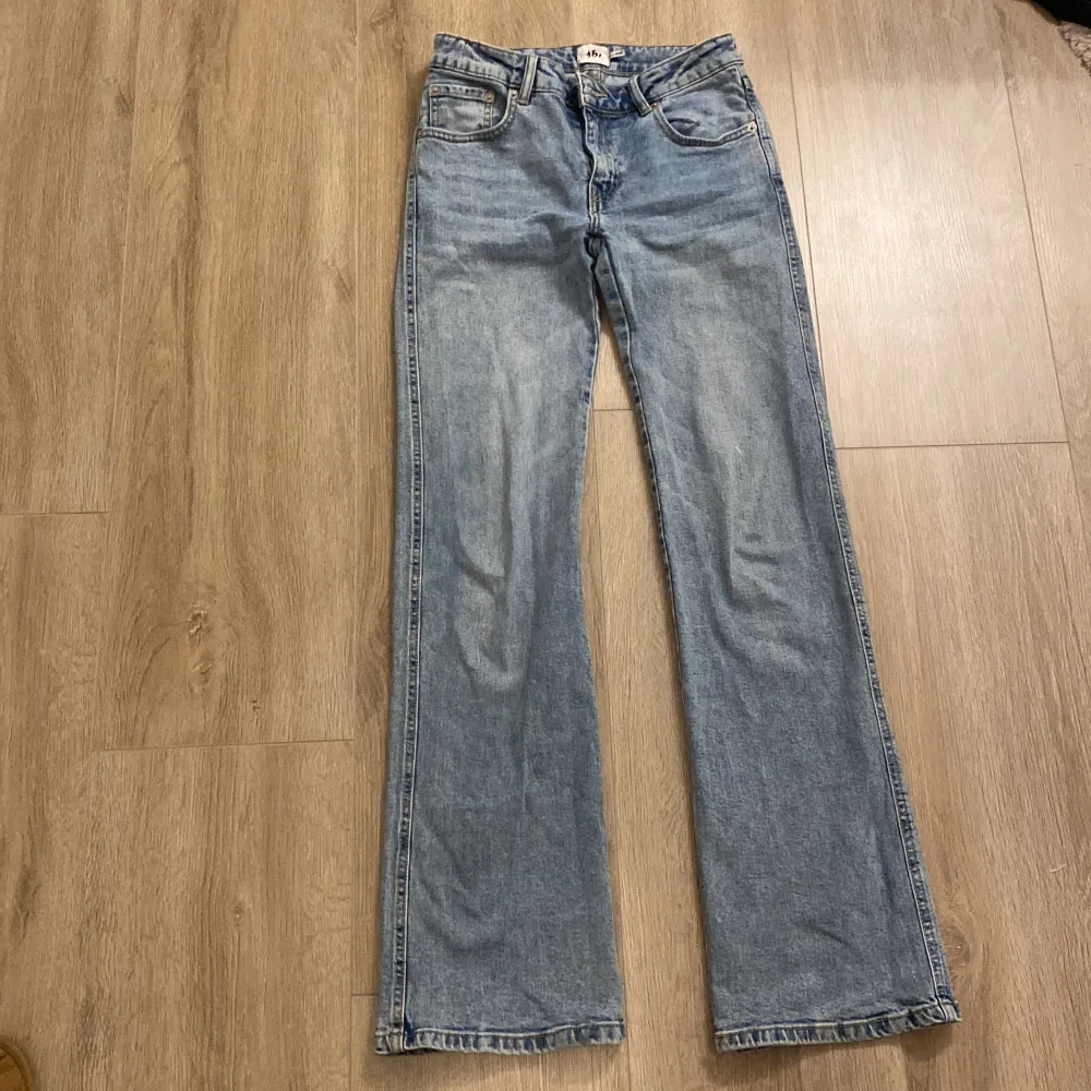 Väldigt snygga jeans. Nästan lågmidjad men inte mycket Säljer för de inte är min stil riktigt inga fel på de. Jeans & Byxor.