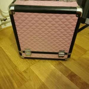 Make up artist resväska  - Oanvänd make up resväska säljes då den aldrig blivit använd. Jag säljer den för 700kronor  Den är rätt stor men vet inte måttet på väskan. Den har även hjul och handtag. Väskan är i väldigt fint skick och färg. Jag tar enbart kontanter. Finns i malmö