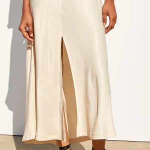 Satinkjol från Zara - Satinkjol från Zara med slits, strl XS. Jag är 170cm.