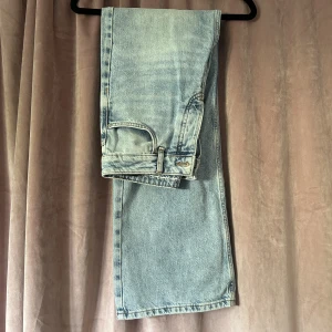 Jeans ifrån Bikbok - Ett par jeans ifrån Bikbok! Köpta för 600kr men säljer för 300kr men priset kan absolut diskuteras !! Innerbenslängden är 74cm ungefär 🥰 
