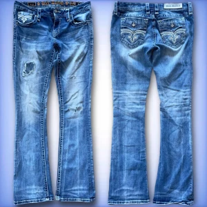 Rock revival jeans - Super fina rock revival jeans i bra skick! Midja:38cm innerbensmåttet:78cm, köpta här på Plick men dom va tyvärr för stora i midjan på mig! (Lånade bilder)