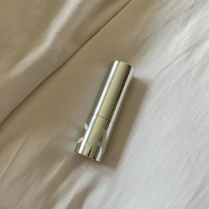 Caia  - Caia bronzer stick. Köpte fel färg och blev för mörk för mig, endast testad på handen och sen med borste. Produkten har inte nuddat ansiktet 🩷