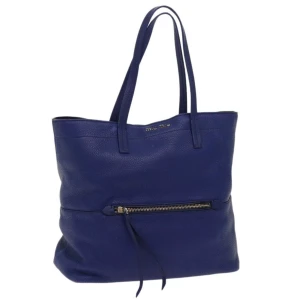 Miu Miu väska  - Denna Miu Miu tygväska i härligt blått läder kommer att vara perfekt för dagligt bruk! Den har gott om plats för till exempel PC och böcker.