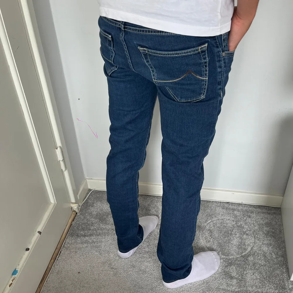 Hej, säljer nu mina sjukt snygga och trendiga Jacob Cohen jeans i den populära modellen 622 (nick) | Storlek = 30 | Skick = 10/10, ny skick! | Ny pris = 5500kr, säljer för endast 1299kr . Jeans & Byxor.