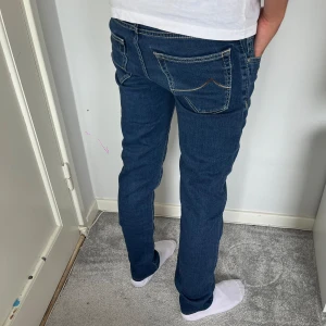 Jacob Cohen 622 - Hej, säljer nu mina sjukt snygga och trendiga Jacob Cohen jeans i den populära modellen 622 (nick) | Storlek = 30 | Skick = 10/10, ny skick! | Ny pris = 5500kr, säljer för endast 1299kr 