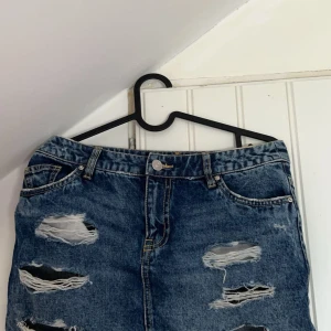 Y2K minikjol - Mini jeans kjol med hål, storlek 34