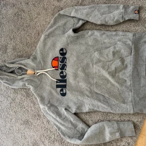 Ellesse hoodie grå - Herr small