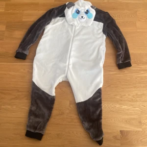 Panda dräkt - Pandadräkt i bra skick använd fåtal gånger.Skön att ha på sig.