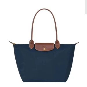 Longchamp väska - säljer nu min longchamp väska pga har för många väskor, i väldigt bra skick🤍💋