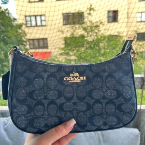 Blå coach väska - Blå coach väska, aldrig använd. Remmar osv kommer med! 