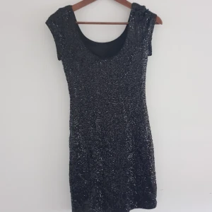Svart paljettklänning - Superfin 