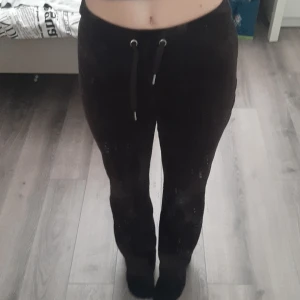 Sköna mjukisbyxor - Ett par sköna mörkbruna utsvängda mjukisbyxor från Gina Tricot i velour. Storlek XS men passar även om man har S, eftersom de är väldigt stretschiga. Har även fickor på baksidan. 