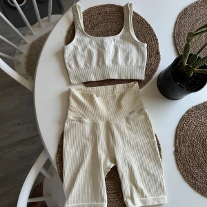 Aim’n set - Ribbat set från aim’n, fint skick. Toppen har jag blekt för att jag tyckte de blev snyggare