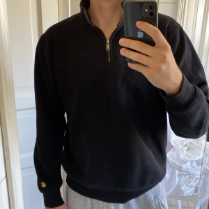 Carhartt Quarter zip - Carhartt quarter zip i jättefint skick. Nästintill oanvänd. Tjockt material med en bra sittande krage. 🙌  Nypris 1300