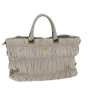 Prada väska - Ursprung: Italien   Material: läder Färg: elfenben Tillbehör: inga