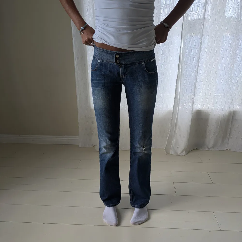 Ett par blå jeans i damstorlek XS/32💗 innerbenslängd 80cm                         midjemåttet tvärs över 35cm                  De är från Levis i modellen 'Billie may'   De är raka och bootcut i passform💗.     . Jeans & Byxor.