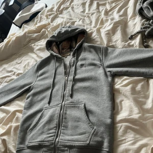 Burberry skjorta  - Fet burburry hoddie i strl M  Skick 8/10  Kom privat för flera bilder! Kan gå ner rejält med pris vid snabb äffär 
