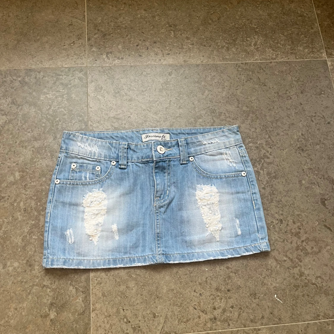 Lågmidjad jeanskjol