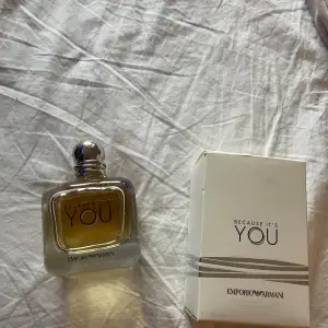 Jag har en parfym till salu som jag knappt har använt. Flaskan är 100 ml och nästan full. Varumärke: EMPORIO ARMANI Volym: 100 ml Skick: Nästan ny Pris: 1000kr ordinarie pris: 1400kr  Skicka ett meddelande om du är intresserad. Upphämtning eller frak