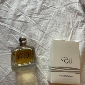 because of you EMPORIO ARMANI - Jag har en parfym till salu som jag knappt har använt. Flaskan är 100 ml och nästan full. Varumärke: EMPORIO ARMANI Volym: 100 ml Skick: Nästan ny Pris: 1000kr ordinarie pris: 1400kr  Skicka ett meddelande om du är intresserad. Upphämtning eller frak
