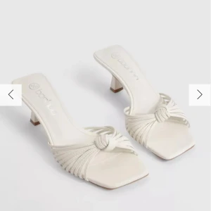 Vita klackar  - Säljer dessa vita klackar, endast använda en gång. Skitsnygga och bekväma! 