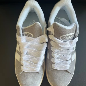 Campus 00s gray white  - Helt nya campus 00s storlek 38, säljes pga köptes i fel storlek. Frakt ingår.  