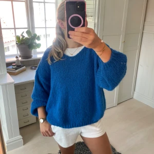 Stickad tröja  - Jag säljer denna nya tröja från Vera Moda i storlek XL i barn storlek vilket gör att den inte är större än S i deras Dam storlekar. Aldrig använd( prislappen kvar)🤗🤗