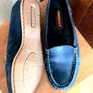 Slip-ons - Mörkblå Lumberjack slip-ons i nubuck. Använda men i gott skick.