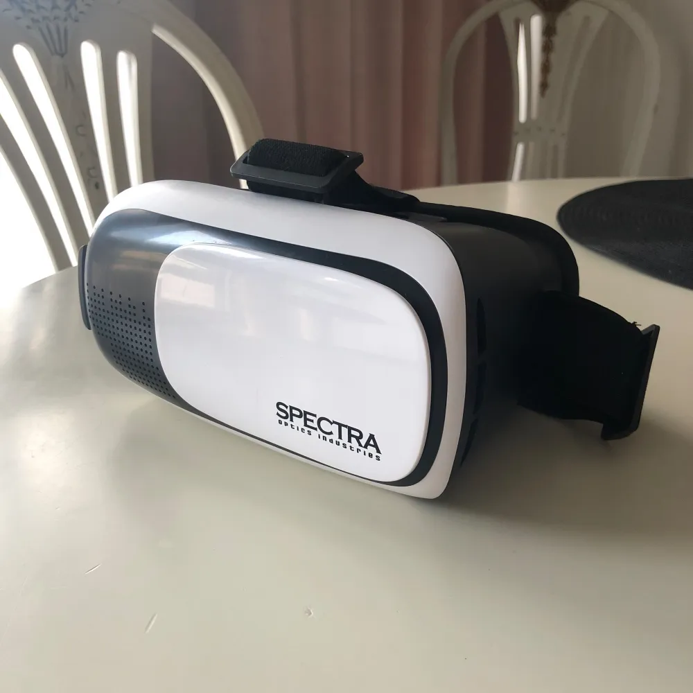 Säljer mitt VR headset för mobil vid väldigt bra begagnat skick! Använd ett par gånger. Köparen står för frakten:). Övrigt.