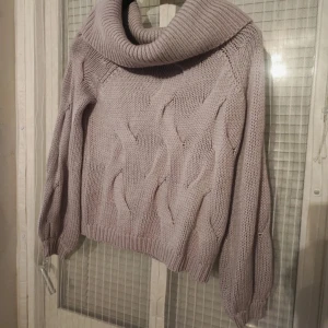 Stickad tröja  - Supersnygg tröja från vila i stl S I viol färg. I princip oanvänd så finns inga anmärkningar. Violfärgad skulle jag säga att den är  Hund och katt finns i hemmet. 