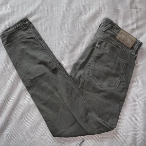 Replay Jeans | Grå - Tja, säljer dessa sällsynt Jeans från Märket Replay. Plagget har en ovanligt grå nyans som får dig starkt att sticka ut. Tveka ej kontakta vid frågor🙌🔥🌳