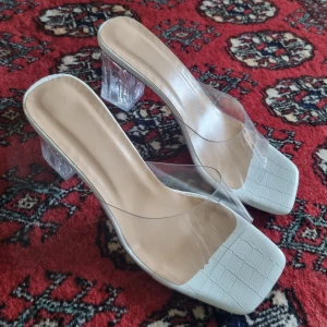 Genomskinliga vita blockklackar - Fina blockklackar i genomskinlig design som passar till allt. Bekvämaste klackarna jag provat och stabila med den breda klacken.  Säljer då de tyvärr var lite för stora på mig men rekomenderar till någon med storlek 27/28. 💕 Provade utomhus en gång