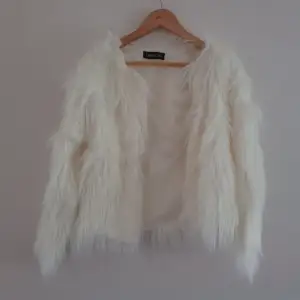 Bra skick. Faux/fur, inte äkta päls :)