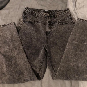 missguided big jeans - missguided jeans byxor i washed brun färg , strl 42 så ser relativt baggy ut :) väldigt långa så passade själv inte mig som är 156cm , fråga bara om du vill ha fler bilder eller frågor <3
