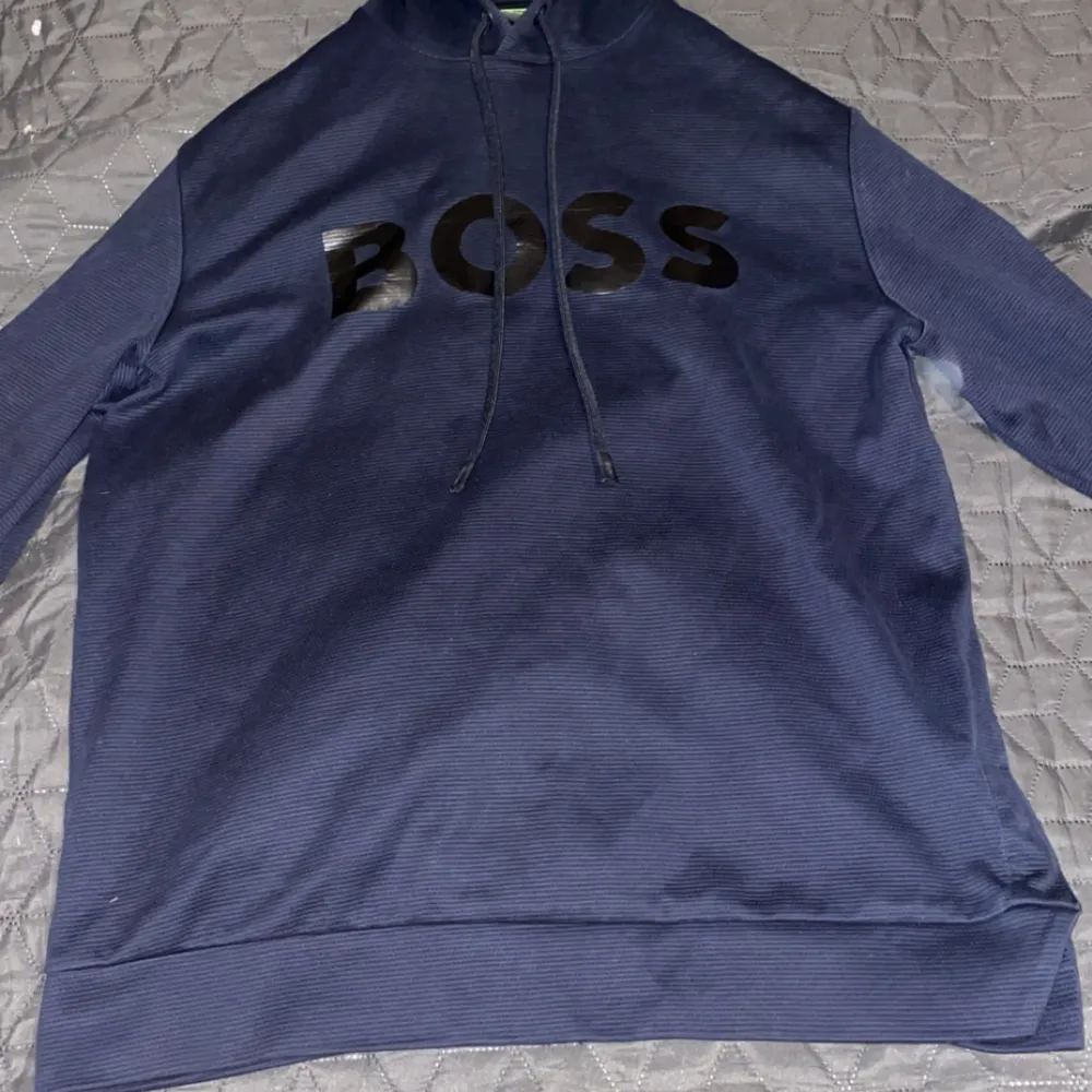 En blå Hugo boss hoodie äkta stl s fint skick köpte för 2500kr. Hoodies.