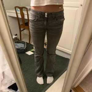 Låmidjade jeans! - Superfina jeans från Gina tricot, har börjat bli för små tyvärr🥹 Inga defekter