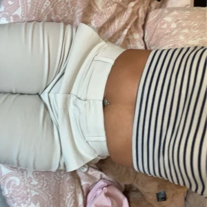 H&m kostymbyxor 🎀😍  - Köpt från h&m i februari nån gång, raka i benen samt ”croppade”. 🫶🏽💐  - Beige - Mid weight - Stl 34 ☺️