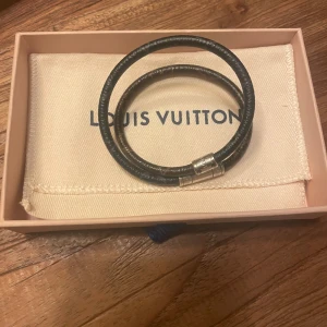 Louis Vuitton Armband  - Säljer detta Lv armband! Modellen heter keep it och är en dubbel vilket innebär att den går runt armen två gånger. Armbandet är helt nytt och allt ingår inklusive kvitto, påse, box mm.