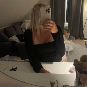 Topp GinaTricot - Svart topp från Gina tricot, sparsamt använd och därför i nyskick. 