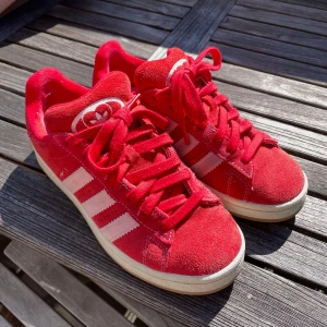 Adidas Campus 00s 💓❤️ - Tyvärr rätt slitna och med hål inuti. Ser bra ut på utsidan. Köpta i mars. I färgen ”Better Scarlet / Clear Pink / Cloud White” ❤️💞Slutsålda överallt!!