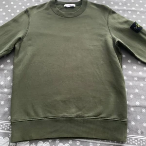 Stone island tröja  - En skön Stone Island tröja i perfekt skick vilket bilderna visar men har fler bilder om det behövs. Använd fåtal gånger. Ställ gärna frågor! 