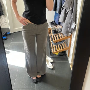 Kostymbyxor - Jätte fina randiga kostymbyxor från brandy melville i nyskick!🥰Jag är 169 som referens!