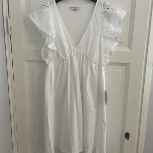 Vit klänning  - Säljer denna fina vita klänningen! Helt ny, oanvand, med prislapp kvar. Nypris 329kr. Skriv för fler bilder.