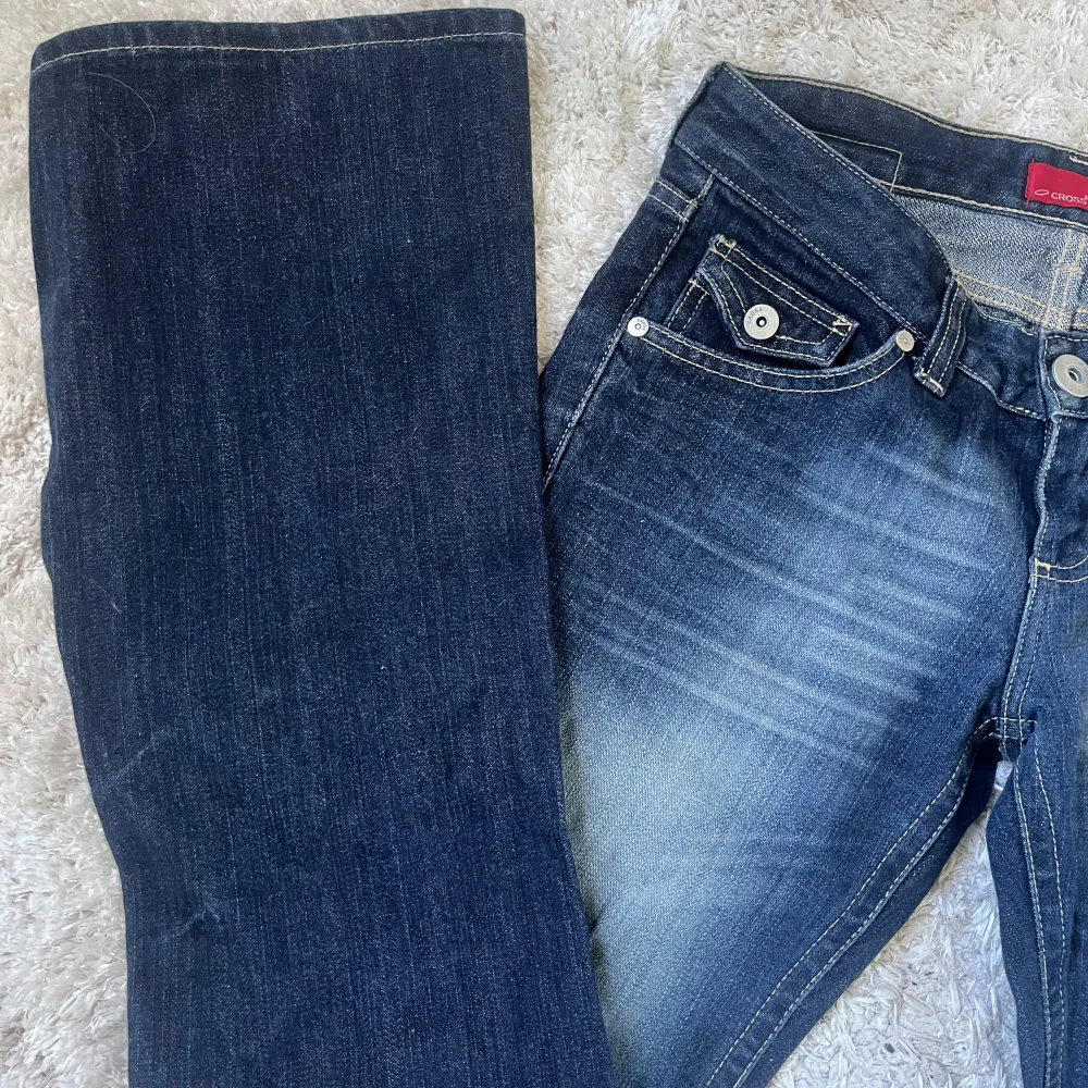 Jättesnygga blåa lågmidjade jeans som jag köpte second hand, de passade inte tyvärr så jag säljer de vidare💕måtten är: Midjemått: 74cm    Innerbensmått: 81cm  ytterbensmått: 102cm. Jeans & Byxor.