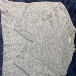 Gina stickad, köpt för 399 - Använd ett flertal gånger, bra skick. för stor därför jag säljer. pris går att diskuteras.