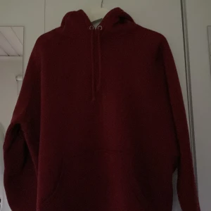 Bikbok hoodie - Säljer min mörkröda hoodie från bikbok då jag har 2 likadana!! Använd och har börjat få noppor. Storlek L men passar mig bra som annars har S i deras hoodies, bara lite mer oversized❤️